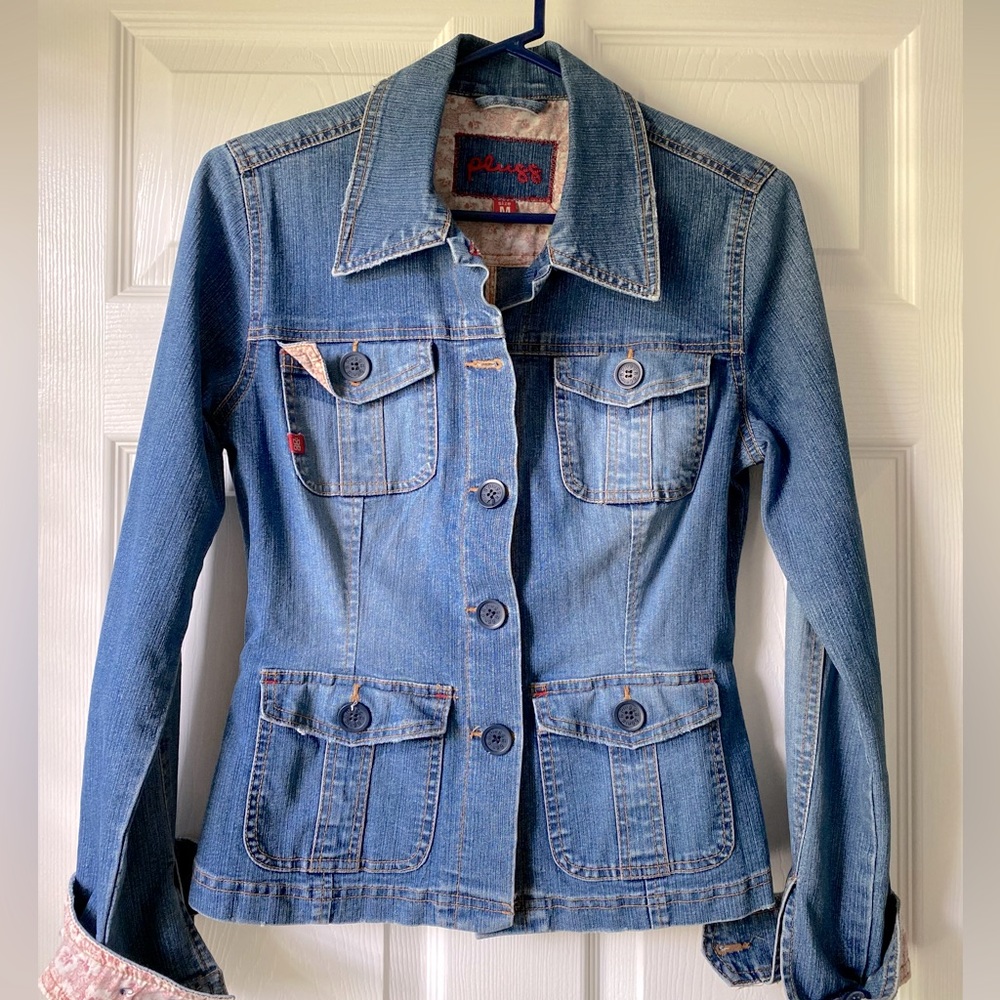 Jean jacket with floral details. Summer, fall, travel.